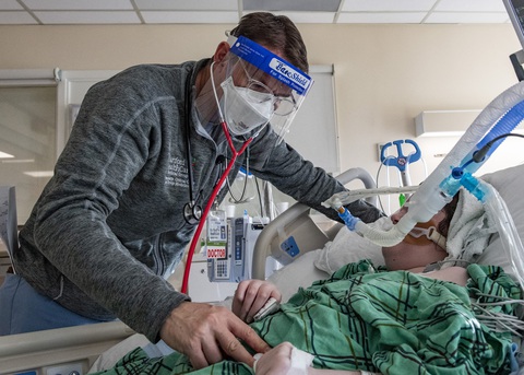 Bác sĩ thăm khám bệnh nhân COVID-19 phải điều trị tích cực tại bệnh viện Hartford (bang Connecticut, Mỹ) hồi tháng 1-2022 - Ảnh: AFP Bác sĩ thăm khám bệnh nhân COVID-19 đang điều trị tích cực tại Bệnh viện Hartford (bang Connecticut, Mỹ) hồi tháng 1-2022 - Ảnh: AFP