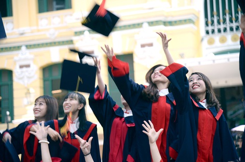Tốt nghiệp xuất sắc và khả năng làm việc - Ảnh 1. Sinh viên tốt nghiệp đại học chụp hình lưu niệm tại Bưu điện TP.HCM - Ảnh: TỰ TRUNG