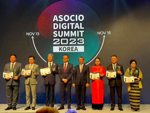 TP.HCM đạt giải ASO CIO 2023 hạng mục Chính phủ số xuất sắc - Ảnh 1. Bà Võ Thị Trung Trinh (áo dài đỏ) - phó giám đốc Sở Thông tin và Truyền thông TP.HCM - đại diện TP.HCM nhận giải thưởng - Ảnh: Sở Thông tin và Truyền thông