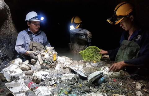 Một ông lớn ngành sữa cam kết tái chế 100% rác thải bao bì năm 2030 - Ảnh 1. Các loại rác thải nhựa do người dân thải loại ken đặc dưới lòng cống TP.HCM - Ảnh: NGỌC HIỂN