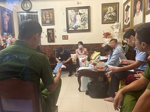 Bắt quả tang cơ sở khám, chữa bệnh không phép 'bác sĩ Hà Duy Thọ' - Ảnh 1. Thanh tra Sở Y tế TP.HCM bắt quả tang cơ sở khám, chữa bệnh không phép của "bác sĩ Hà Duy Thọ" - Ảnh: Sở Y tế TP.HCM