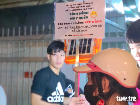 Trà chanh giã tay lên trend, khách muốn mua phải xếp hàng lấy số - Ảnh 3. Khách đông, quán phải treo biển "nhờ" khách xếp hàng trật tự