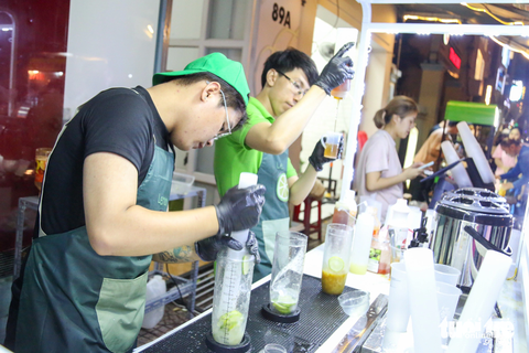 Trà chanh giã tay lên trend, khách muốn mua phải xếp hàng lấy số - Ảnh 6. Nhân viên quán giã chanh liên tục vẫn không kịp trả đơn cho khách - Ảnh: PHƯƠNG QUYÊN