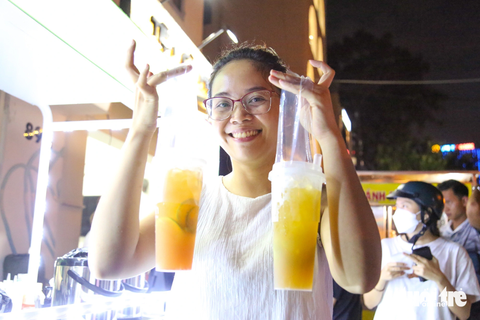 Trà chanh giã tay lên trend, khách muốn mua phải xếp hàng lấy số - Ảnh 7. Dù phải chờ đến 30 phút, chị Trúc Anh (22 tuổi) vẫn hào hứng khi "đu trend" trà chanh giã tay thành công