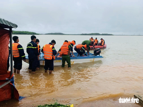 3 người mất tích do lũ ở Quảng Trị- Ảnh 2. Cảnh sát tìm kiếm người đàn ông mất tích khi đánh cá ở hồ thủy lợi La Ngà - Ảnh: QUANG HÀ