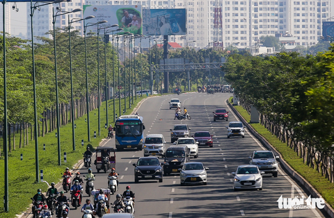 Thanh niên nghi ngáo đá, lấy xe máy chắn ngang làn ô tô đường Phạm Văn Đồng - Ảnh 1. Các chiến sĩ Đội cảnh sát giao thông Hàng Xanh tiếp cận nam thanh niên nghi ngáo đá - Ảnh: CHÂU TUẤN