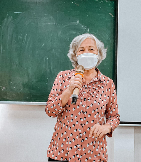 Nhờ hoài những câu nói thấm thía của thầy cô- Ảnh 4. Cô Trần Thị Được trong tiết dạy ở Trường đại học Nguyễn Tất Thành - Ảnh: VÕ MINH TIẾN