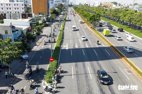 Gặp cảnh sát khi vào đường cấm, người lái xe máy quay ngược chiều 'tẩu thoát' - Ảnh 5. Trong tháng 10 vừa qua, Đội cảnh sát giao thông Hàng Xanh cũng đã lập biên bản 33 trường hợp vi phạm lỗi tương tự. Còn từ ngày 15-12-2022 đã có ít nhất 815 vụ chạy vào đường cấm bị xử lý. Lỗi vi phạm này sẽ bị phạt tiền 500.000 đồng và tước giấy phép lái xe 2 tháng - Ảnh: LÊ PHAN