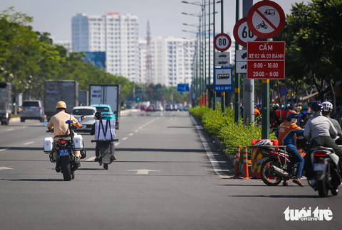 Gặp cảnh sát khi vào đường cấm, người lái xe máy quay ngược chiều 'tẩu thoát' - Ảnh 8. Một người lái xe máy tăng ga bỏ chạy khi thấy cảnh sát giao thông - Ảnh: CHÂU TUẤN
