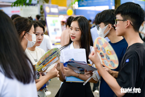 Việt Nam nằm trong top 5 quốc gia có du học sinh ở Mỹ nhiều nhất - Ảnh 1. Học sinh tham dự Ngày hội tư vấn lựa chọn nguyện vọng xét tuyển đại học, cao đẳng năm 2023 - Ảnh: NAM TRẦN