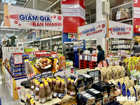 Doanh nghiệp đi "sắm Tết" sớm cho người lao động - Ảnh 1. Sức mua hàng hóa Tết đến nay vẫn là một ẩn số với các nhà bán lẻ - Ảnh: N.BÌNH