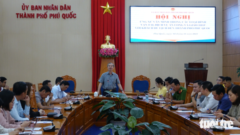Cần tạo ra sản phẩm độc đáo hút khách du lịch đến Phú Quốc - Ảnh 1. Ông Đoàn Văn Tiến - phó chủ tịch UBND TP Phú Quốc - nêu cần xây dựng văn minh ứng xử ở các loại hình vận tải, dịch vụ ăn uống để góp phần kích cầu du lịch Phú Quốc - Ảnh: CHÍ CÔNG