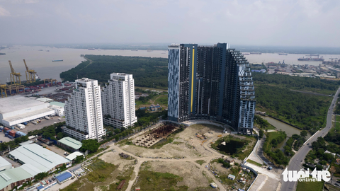 Bất động sản hạng sang áp đảo nguồn cung căn hộ đôi bờ sông Sài Gòn - Ảnh 8. Một dự án bất động sản ở quận 7 đang được phát triển bên sông Sài Gòn, chủ đầu tư cũng giới thiệu đây là quần thể gồm nhiều tòa tháp với loạt căn hộ hạng sang - Ảnh: NGỌC HIỂN