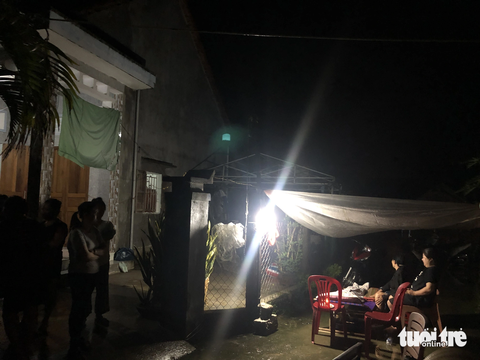 Thi thể em M. được mang về nhà để chuẩn bị mai táng - Ảnh: NGUYỄN HOÀNG Thi thể em M. được đưa về nhà để chuẩn bị mai táng