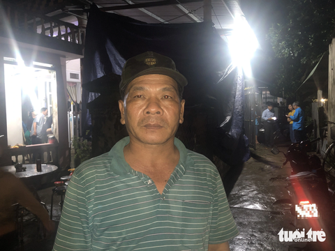 Ông Hồ Bá Tuấn (51 tuổi, ngụ xã Hòa Phú, huyện Tây Hòa, tỉnh Phú Yên) là người đầu tiên phát hiện 4 em học sinh lớp 5 đuối nước, mất tích - Ảnh: NGUYỄN HOÀNG Ông Hồ Bá Tuấn (51 tuổi, ngụ xã Hòa Phú, huyện Tây Hòa, tỉnh Phú Yên) là người đầu tiên phát hiện bốn em học sinh lớp 5 đuối nước, mất tích