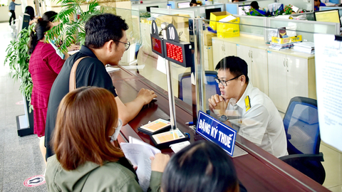 Sẽ lấy số căn cước công dân làm mã số thuế mới - Ảnh 1. Người dân và doanh nghiệp làm thủ tục về thuế tại Cục Thuế TP.HCM - Ảnh: T.T.D.