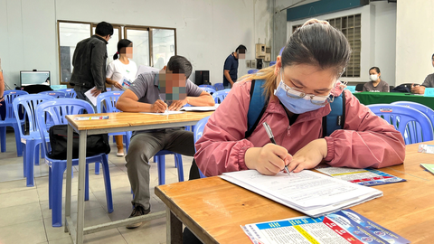 Cử nhân lao đao tìm việc - Kỳ 2: Kinh nghiệm vài năm vẫn lận đận đường nghề - Ảnh 1. Bạn trẻ tìm hiểu thông tin việc làm tại một trung tâm dịch vụ việc làm ở quận Bình Thạnh (TP.HCM) hồi tháng 10-2023 - Ảnh: Y.TRINH