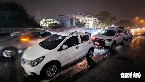 Huế mưa lớn nhất nước, người dân cuống cuồng đưa ‘xế cưng’ chạy lũ trong đêm - Ảnh 2. Khu vực cầu qua cống Phát Lát (đường Tố Hữu, TP Huế) được người dân ở khu đô thị mới An Cựu City chọn làm nơi đỗ xe tránh lũ - Ảnh: NHẬT LINH