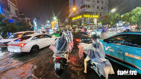Huế mưa lớn nhất nước, người dân cuống cuồng đưa ‘xế cưng’ chạy lũ trong đêm - Ảnh 5. Tuyến đường Bà Triệu giao Trường Chinh (TP Huế) kẹt cứng giữa đêm - Ảnh: NHẬT LINH