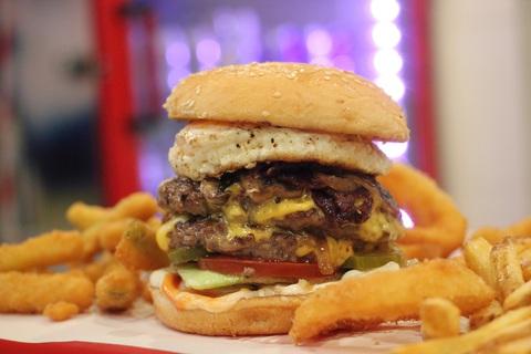 Burger ở tiệm Chuck's Burger của Charlie Tạ - Ảnh: NGỌC ĐÔNG Burger ở tiệm Chuck's Burger của Charlie Tạ - Ảnh: NGỌC ĐÔNG