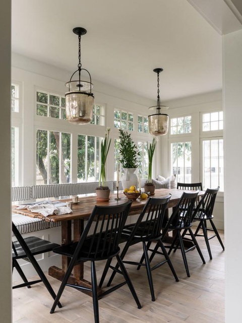 Ngôi nhà đen trắng được xếp lớp với sự kết hợp giữa phong cách trang trí hiện đại và cổ điển - Ảnh 10. Phòng ăn phong cách chuyển tiếp gam trung tính với những chiếc ghế màu đen - Ảnh: HGTV