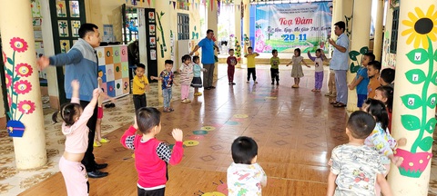 Những người thầy đứng lớp mầm non - Ảnh 1. Các thầy giáo Trường mầm non Thành Sơn, huyện Bá Thước (Thanh Hóa) vui chơi cùng các bé