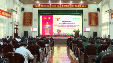 VRG và Quân khu 5 sơ kết 10 năm ký kết Quy chế phối hợp - Ảnh 2. Quân khu 5 và Tập đoàn Cao su Việt Nam (VRG) đã tổ chức tổng kết 10 năm thực hiện Quy chế phối hợp giữa 2 đơn vị - Ảnh: KHÁNH QUÂN