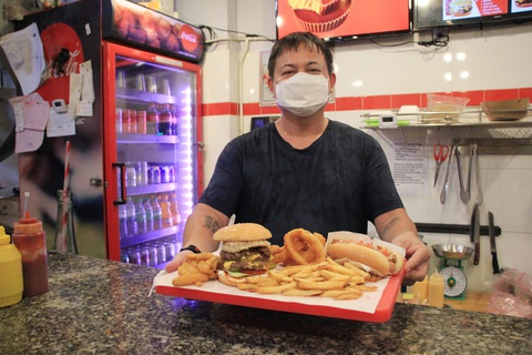 Charlie Tạ - chủ quán Chuck's Burger - Ảnh: NGỌC ĐÔNG Charlie Tạ - chủ quán Chuck's Burger - Ảnh: NGỌC ĐÔNG