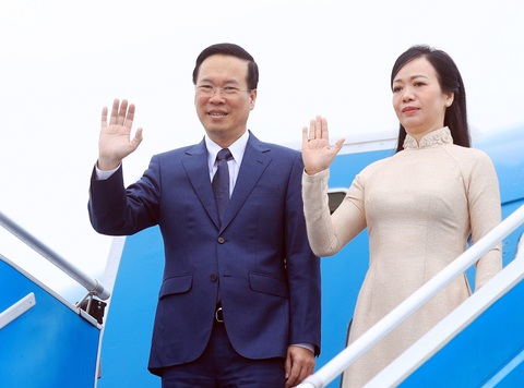 Chủ tịch nước Võ Văn Thưởng và phu nhân lên đường sang Mỹ - Ảnh 1. Chủ tịch nước Võ Văn Thưởng và phu nhân vẫy tay chào trước khi vào chuyên cơ, lên đường sang Mỹ trưa 14-11 - Ảnh: TTXVN
