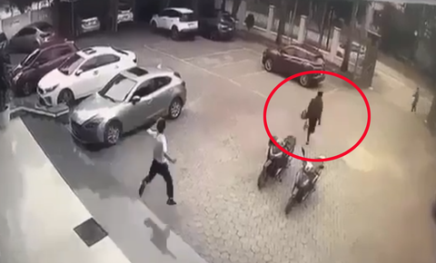 Người đàn ông bịt mặt nghi dùng dao cướp ngân hàng ở Cửa Lò - Ảnh 2. Người đàn ông bỏ chạy ra ngoài ngân hàng khi bị nhân viên truy đuổi - Ảnh: Bạn đọc cung cấp