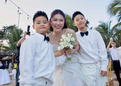 Đăng Khôi và Thùy Anh 'hấp hôn', nhan sắc gây sốt - Ảnh 3. Thủy Anh là mẹ của hai nhóc tì 11 tuổi và 8 tuổi vô cùng khôi ngô, điển trai