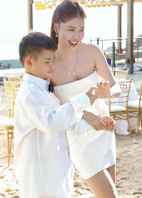 Đăng Khôi và Thùy Anh 'hấp hôn', nhan sắc gây sốt - Ảnh 4. Thủy Anh mặc váy trắng cúp ngực, khoe vai trần quyến rũ với vóc dáng săn chắc hoàn hảo