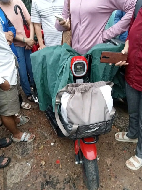 Học sinh lớp 9 để lại sách cặp, xe đạp điện rồi nghi nhảy cầu tự vẫn - Ảnh 1. Xe đạp điện được bỏ lại trên thành cầu - Ảnh: Đ.B.