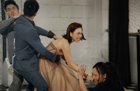 Lãnh Thanh 'Chiếm đoạt': Cảnh 'nóng' với Miu Lê như diễn hài vậy - Ảnh 1. Cảnh trong phim Chiếm đoạt