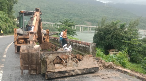 Đốt hộ lan trên đèo Hải Vân suýt rơi xuống đường sắt gần Lăng Cô- Ảnh 2. Đốt hộ lan cao hơn 1m, dài 4,5m được di chuyển để tránh nguy cơ rơi xuống đường sắt - Ảnh: NG.TRUNG