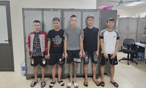 Phá đường dây giả danh nhân viên hàng lừa đảo qua mạng, chiếm đoạt hàng tỉ đồng - Ảnh 1. Các nghi phạm tại cơ quan công an - Ảnh: Công an cung cấp