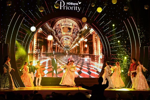 Từ HDBank Priority đến sự trở lại của huyền thoại saxophone Kenny G ở Việt Nam - Ảnh 1. Với "Kenny G live in Vietnam" mà HDBank tham gia đồng hành, được biết, toàn bộ tiền vé thu được từ chương trình sẽ dành cho hoạt động thiện nguyện do báo Nhân Dân chủ trì - Ảnh: HDB