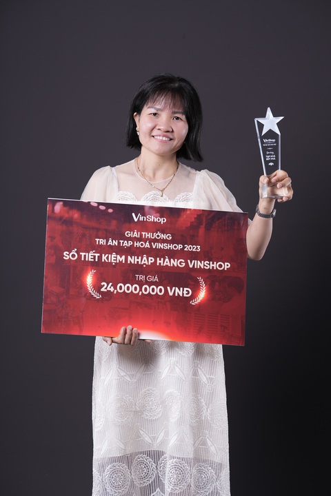 Chị Hồng làm giàu nhờ áp dụng công nghệ trong việc buôn bán tạp hóa