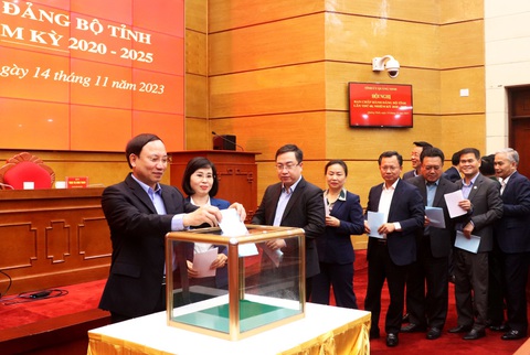 Ông Cao Tường Huy được giới thiệu làm chủ tịch tỉnh Quảng Ninh - Ảnh 1. Các đại biểu bỏ phiếu nhất trí giới thiệu cán bộ nhằm kiện toàn nhân sự chủ chốt của tỉnh Quảng Ninh - Ảnh: THU CHUNG