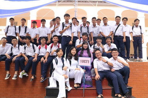Nhờ hoài những câu nói thấm thía của thầy cô- Ảnh 2. Thầy trò trong buổi lễ khai giảng tại TP.HCM - Ảnh: TRỌNG NHÂN