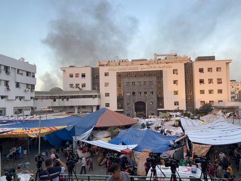 WHO mô tả bệnh viện Gaza như nghĩa địa, Trung Quốc phản đối bình luận hạt nhân của Israel - Ảnh 1. Khói bốc lên ở khu vực trú ẩn của người Palestine tại Bệnh viện Al-Shifa giữa giao tranh Israel và Hamas - Ảnh: REUTERS