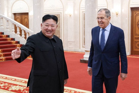 Nhà lãnh đạo Triều Tiên Kim Jong Un (trái) gặp Ngoại trưởng Nga Sergei Lavrov ở Bình Nhưỡng, ngày 19-10-2023 - Ảnh: REUTERS Nhà lãnh đạo Triều Tiên Kim Jong Un (trái) gặp Ngoại trưởng Nga Sergei Lavrov ở Bình Nhưỡng, ngày 19-10-2023 - Ảnh: REUTERS