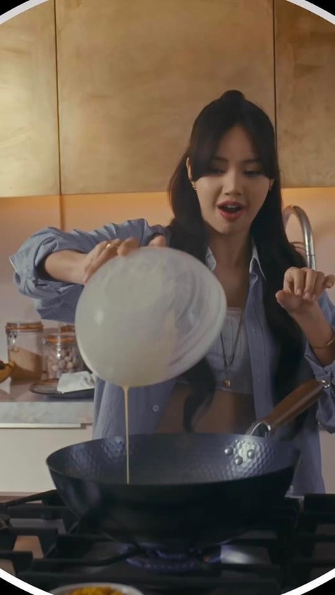 Lisa Blackpink là nữ idol Kpop đầu tiên nhập hội 1 tỷ view trên Spotify - Ảnh 4. Lisa biểu diễn màn tự tay nấu nướng để mừng thành tích