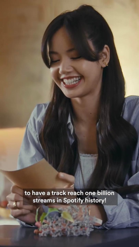 Lisa Blackpink là nữ idol Kpop đầu tiên nhập hội 1 tỷ view trên Spotify - Ảnh 2. Lisa vui mừng đọc nguyên văn công bố từ Spotify để thông báo với fan