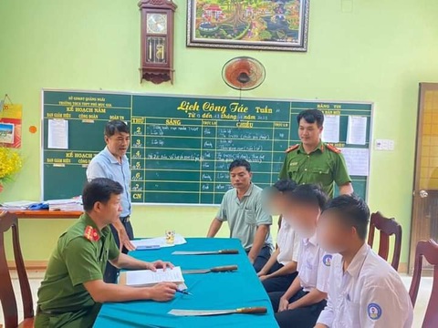 Công an phát hiện học sinh mang dao đến trường với mục đích đánh nhau - Ảnh 1. Công an làm việc với ba học sinh, qua trao đổi các em khai có mâu thuẫn với học sinh khóa trên nên mang dao theo nhằm mục đích đánh nhau - Ảnh: CACC