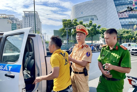Thanh niên nghi ngáo đá, lấy xe máy chắn ngang làn ô tô đường Phạm Văn Đồng - Ảnh 4. Nam thanh niên được đưa về Công an phường Hiệp Bình Chánh (TP Thủ Đức) - Ảnh: CHÂU TUẤN
