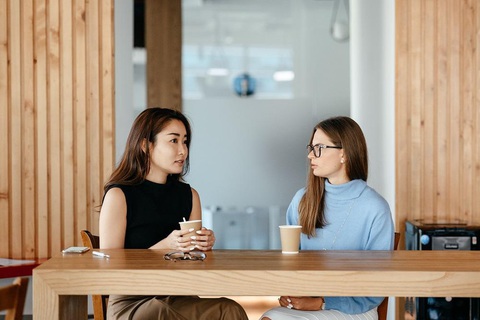 Làm thế nào để khiến người khác cảm thấy thoải mái khi giúp đỡ bạn?- Ảnh 1. Đừng bỏ lỡ cơ hội học hỏi từ chuyên gia trong ngành - Nguồn ảnh: Pexels