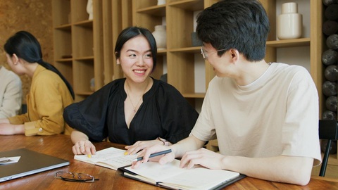 Làm thế nào để bạn tạo được ấn tượng tốt đẹp khó quên với mọi người?- Ảnh 2. Sự quan tâm chân thành ý nghĩa hơn mọi lời khen có cánh - Nguồn ảnh: Pexels