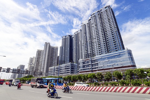 Gỡ khó cho bất động sản: Hàng dài kiến nghị và... kiến nghị - Ảnh 1. Dự án bất động sản đang được xây dựng ở TP Thủ Đức, TP.HCM (ảnh chụp vào trưa 13-11) - Ảnh: QUANG ĐỊNH
