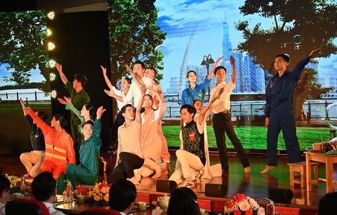Ca sĩ Nguyễn Phi Hùng hát "Thành phố gì kỳ" do thầy giáo Thái Dương sáng tác - Ảnh: QUỐC THANH Ca sĩ Nguyễn Phi Hùng hát "Thành phố gì kỳ" do thầy giáo Thái Dương sáng tác - Ảnh: QUỐC THANH